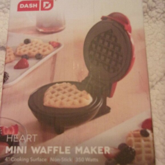 Dash Waffle maker valentine day Heart new in box - Picture 3 of 4